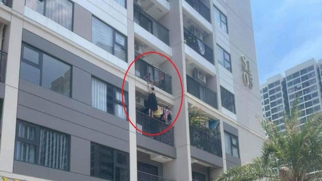 Giận chồng khi uống bia, vợ trèo ra ban công chung cư cao tầng