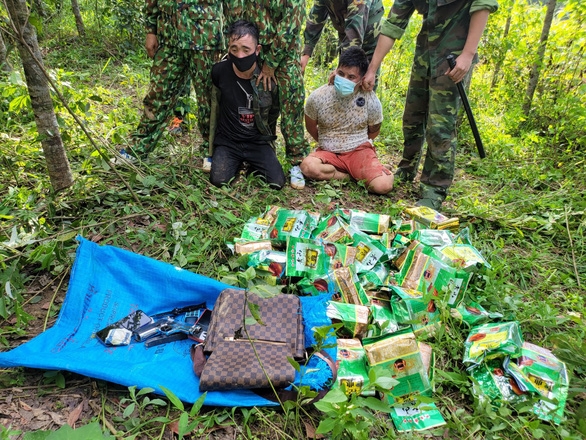 Chặn 3 người Lào mang 46kg ma túy đá và súng lục đã lên đạn vào biên giới