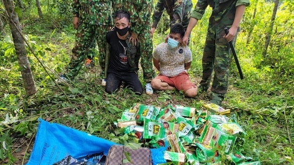 Chặn 3 người Lào mang 46kg ma túy đá và súng lục đã lên đạn vào biên giới