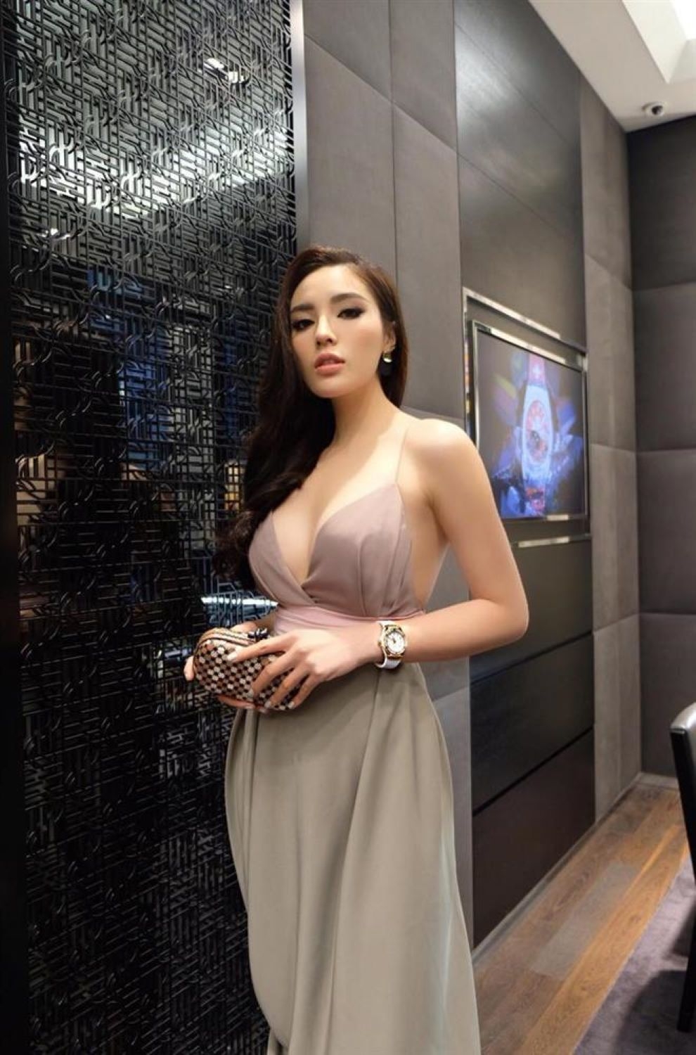 Hoa hậu Kỳ Duyên lại bị chê vì ăn mặc phóng khoáng