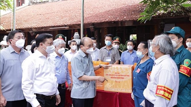 Chủ tịch nước yêu cầu khen thưởng những tấm gương chống dịch