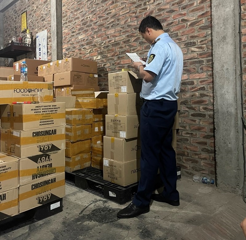 Kiểm tra đột xuất kho chứa 41.500 sản phẩm mỹ phẩm Hàn Quốc có dấu hiệu nhập lậu