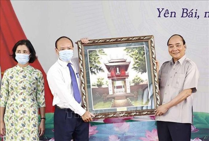 Chủ tịch nước đánh trống khai giảng tại Trường Phổ thông Dân tộc nội trú THPT tỉnh Yên Bái