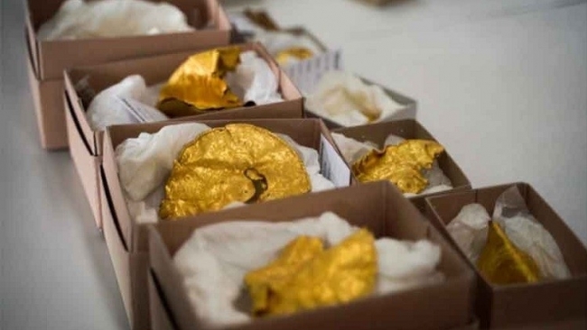Thợ dò kim loại phát hiện kho báu vàng 1.500 năm