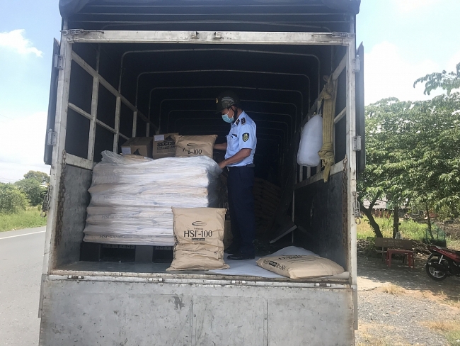 Phát hiện 5 tấn đường nhập khẩu không có nhãn phụ tại thị xã Gò Công, Tiền Giang