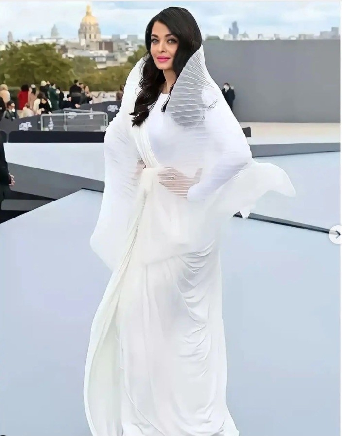 Hoa hậu thế giới đẹp nhất mọi thời đại Aishwarya Rai tỏa sáng tại Tuần lễ thời trang Paris