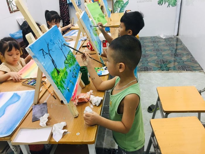 Cô gái bỏ phố về quê trong dịch, dạy vẽ miễn phí cho trẻ em