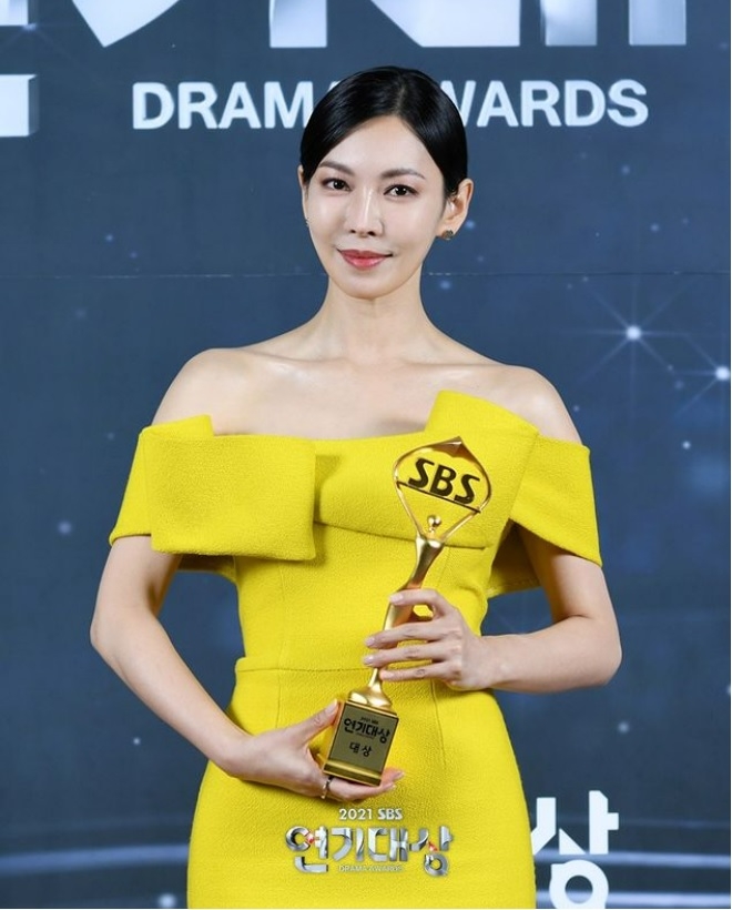 Sao Hàn ngày 1/1: Kim So Yeon xuất sắc giành giải thưởng Daesang đầu tiên trong sự nghiệp
