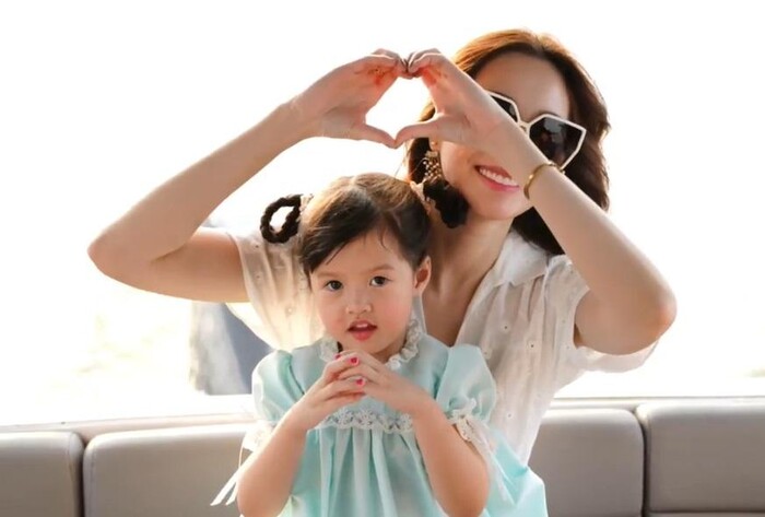 Hoa hậu Đặng Thu Thảo cùng con gái xuất hiện đầu năm khiến dân tình "sốc" visual
