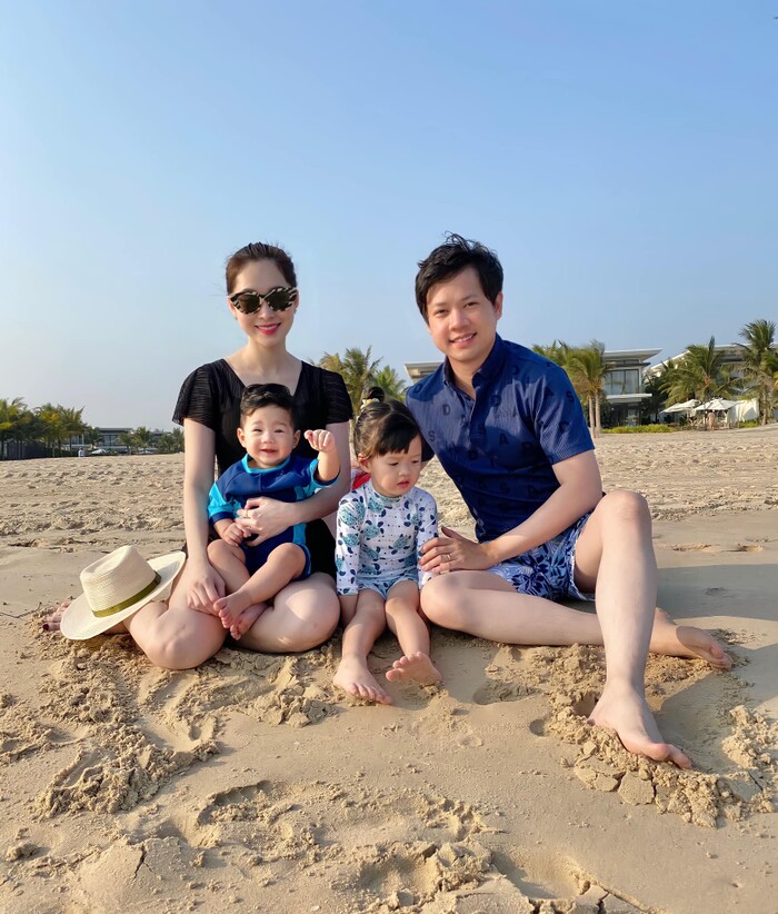Hoa hậu Đặng Thu Thảo cùng con gái xuất hiện đầu năm khiến dân tình "sốc" visual