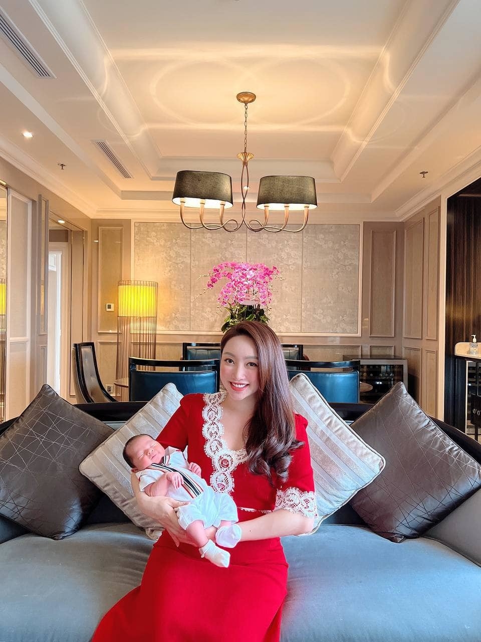 Sao Việt ngày 8/1/2022: Nhan sắc thật của Lê Giang phía sau hậu trường