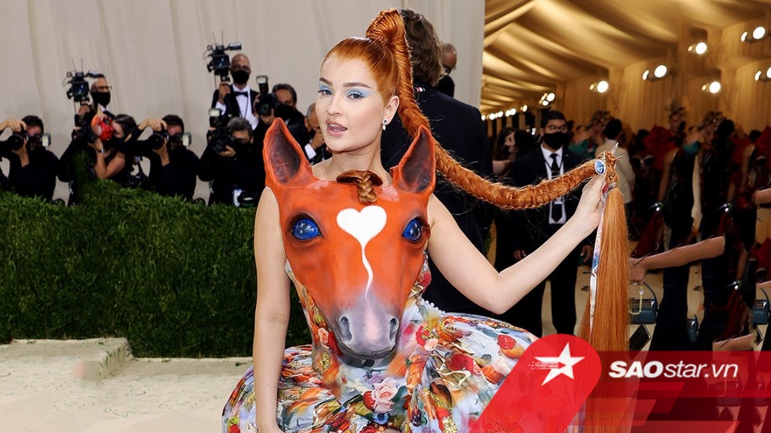 Top váy áo kỳ quái gây "xoắn não" của sao Hollywood trên thảm đỏ 2021