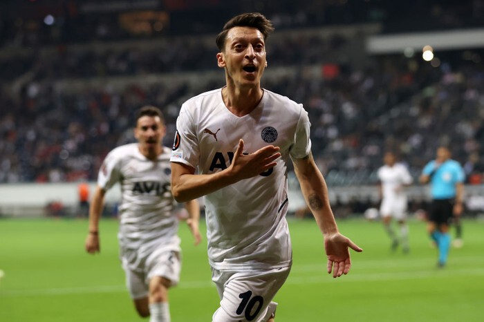 Nếu sang Indonesia chơi bóng, Mesut Ozil sẽ đi vào lịch sử túc cầu