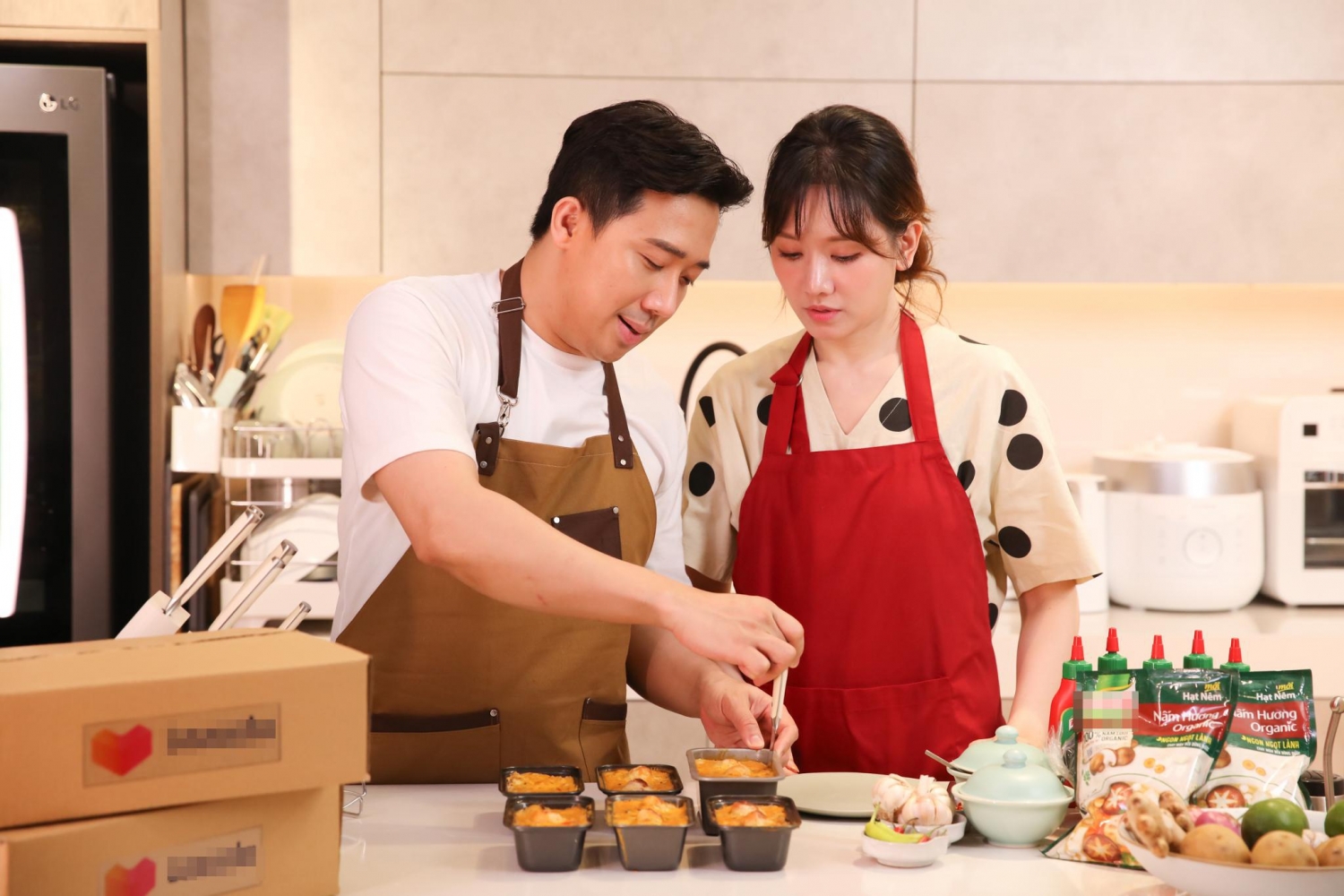 Trấn Thành - Hari Won cùng tham gia show ẩm thực khiến fan thích thú