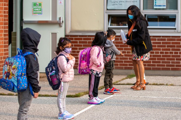 Canada: Phụ huynh phấn khởi khi học sinh trở lại trường