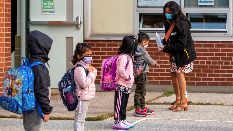 Canada: Phụ huynh phấn khởi khi học sinh trở lại trường