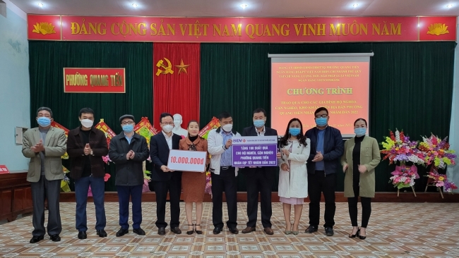 Tạp chí Năng lượng Mới đồng hành cùng Ngân hàng BIDV trao 200 suất quà Tết cho các hộ nghèo tại Nghệ An