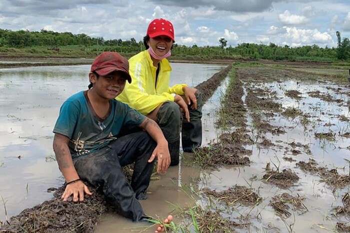 Cuộc sống giản dị của Hoa hậu H"Hen Niê ở quê nhà với bữa cơm đạm bạc chỉ vài củ khoai lang