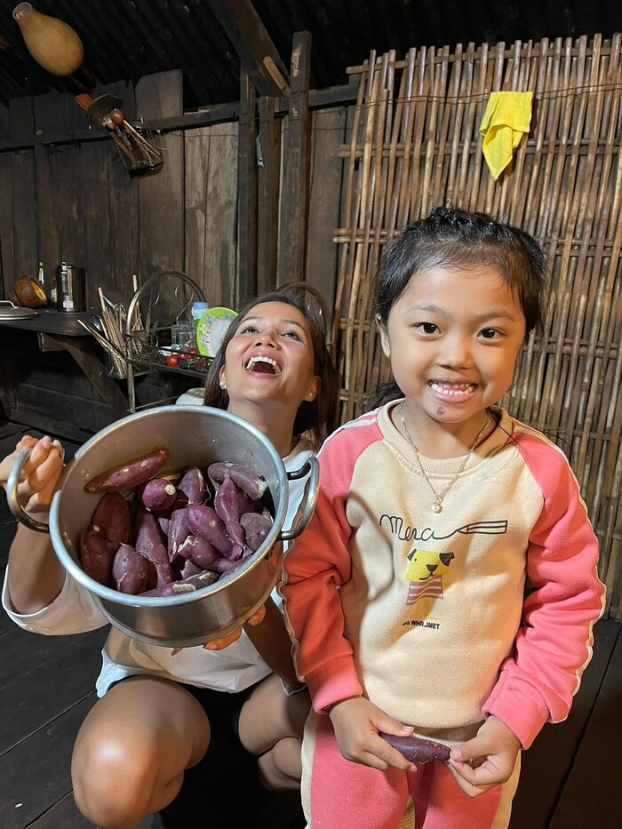 Cuộc sống giản dị của Hoa hậu H"Hen Niê ở quê nhà với bữa cơm đạm bạc chỉ vài củ khoai lang