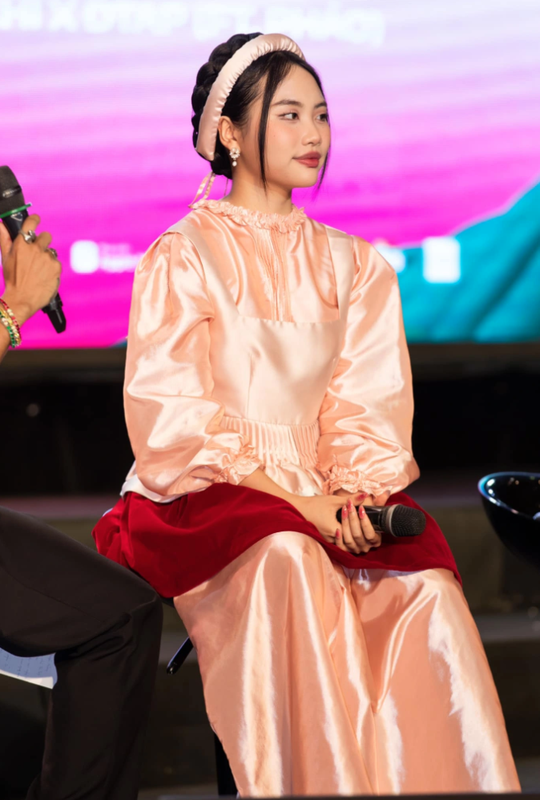 Phương Mỹ Chi “lột xác” khó nhận ra sau hơn 10 năm vào showbiz Phương Mỹ Chi “lột xác” khó nhận ra sau hơn 10 năm vào showbiz