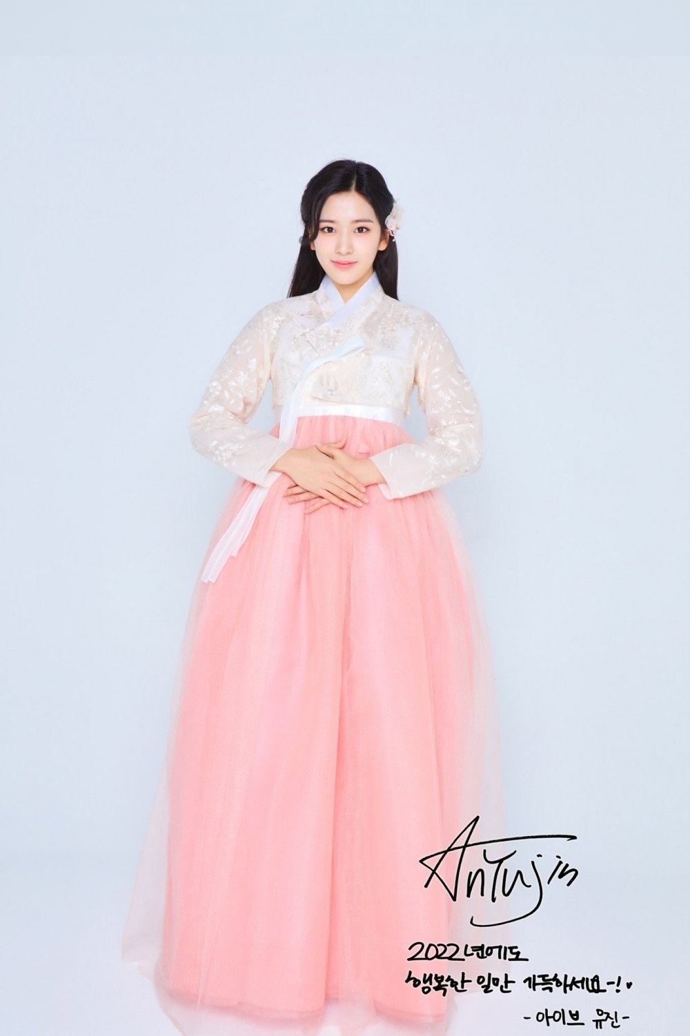 Sao Hàn ngày 1/2/2022: IVE diện Hanbok truyền thống chúc mừng năm mới 2022