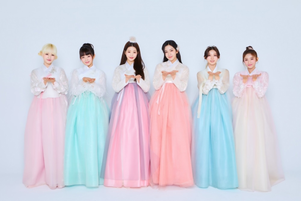 Sao Hàn ngày 1/2/2022: IVE diện Hanbok truyền thống chúc mừng năm mới 2022