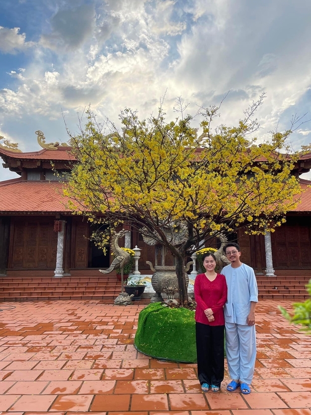Sao Việt ngày 6/2/2022: Đền thờ Tổ của Hoài Linh trong những ngày đầu năm mới