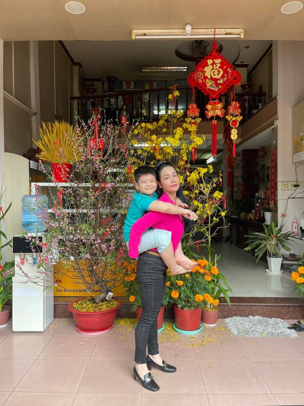 Sao Việt ngày 6/2/2022: Đền thờ Tổ của Hoài Linh trong những ngày đầu năm mới