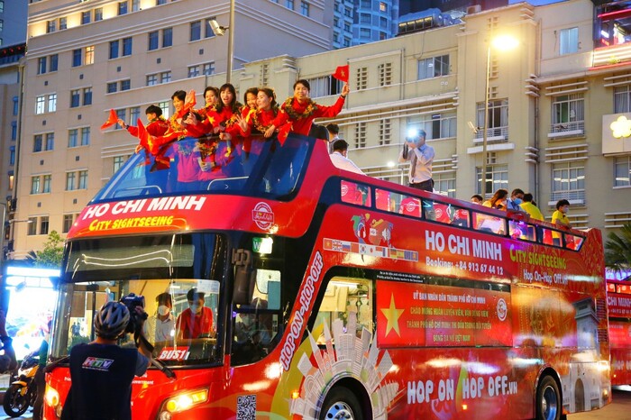 Bóng đá Việt Nam: Đừng chỉ vui và thưởng khi thắng, thua thì mắng!