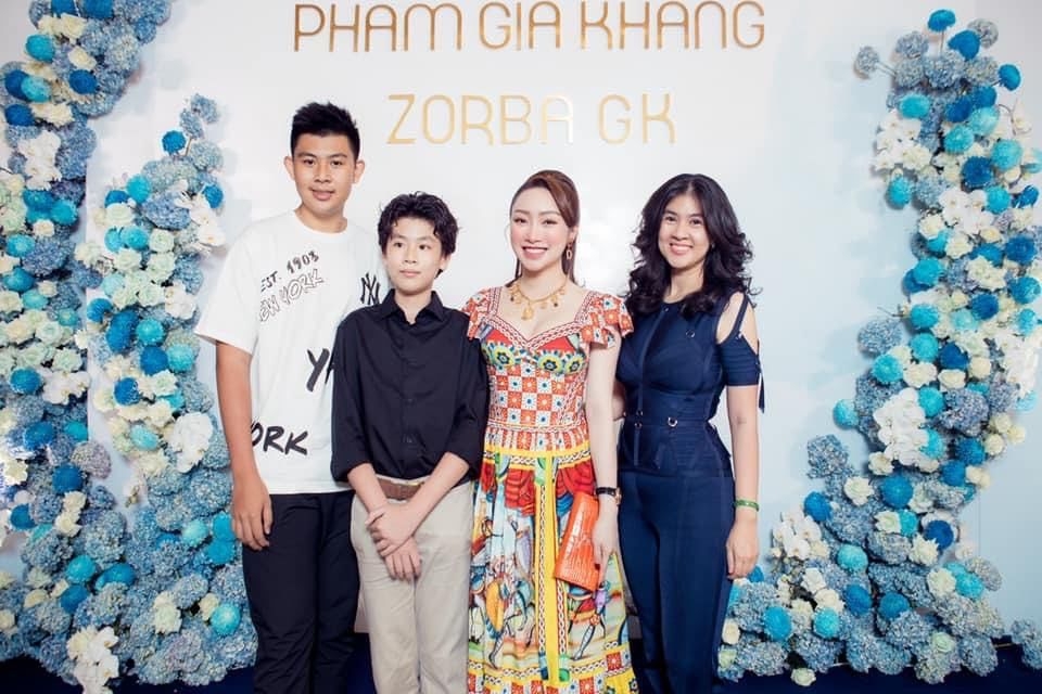 Sao Việt ngày 17/2/2022: Hoa hậu Thùy Tiên xuất hiện bên cạnh Quang Linh Vlog