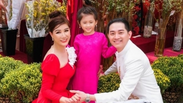 Sao Việt ngày 24/2/2022: Trang Trần hạnh phúc bên chồng Việt kiều