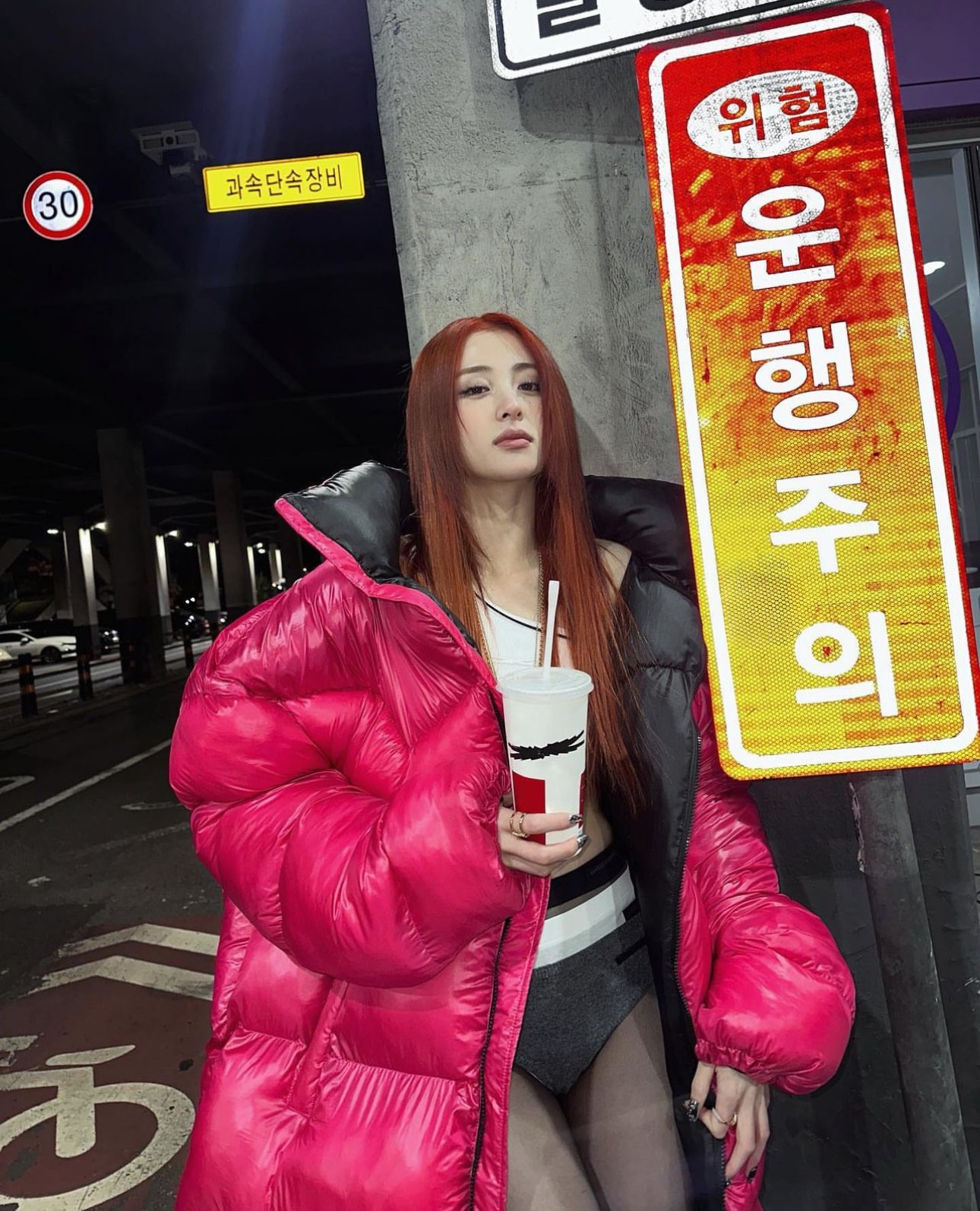 Nữ ca sĩ Kpop ngày càng mặc "kiệm vải"