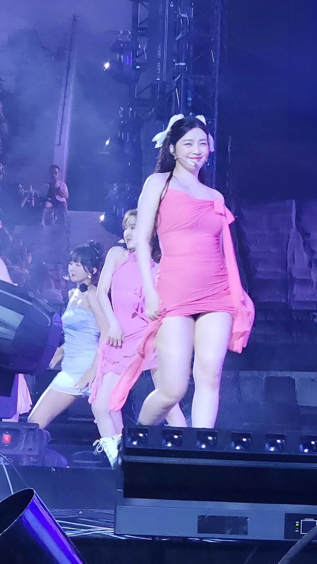 Nữ ca sĩ Kpop ngày càng mặc "kiệm vải"