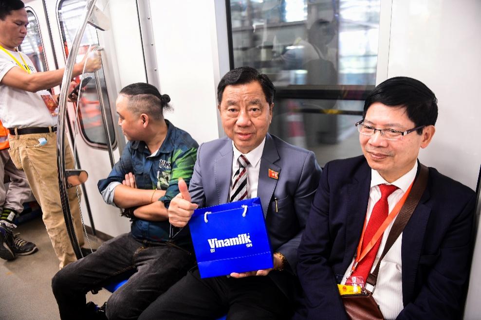 Hàng nghìn sản phẩm Vinamilk “theo chân” kiều bào trải nghiệm tuyến Metro Bến Thành - Suối Tiên