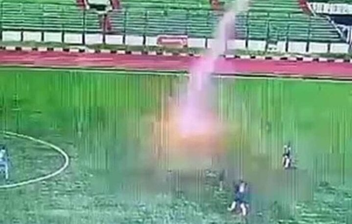 Cầu thủ Indonesia bị sét đánh tử vong ngay trên sân