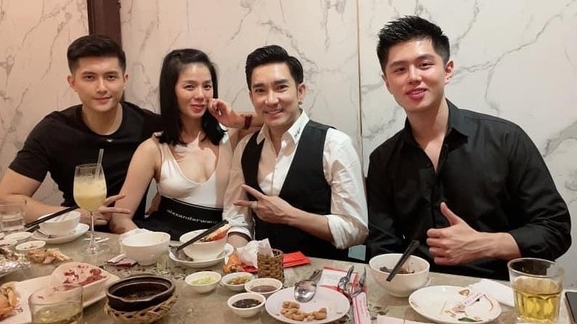 Lệ Quyên "thả rông" đi ăn sau khi làm giám khảo Miss World, netizen xin phép trừ điểm thanh lịch