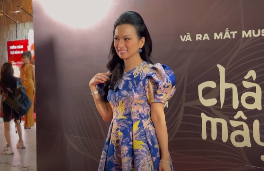 Sao Việt ngày 8/3/2022: Em gái Cẩm Ly bất ngờ "tái xuất" trên thảm đỏ