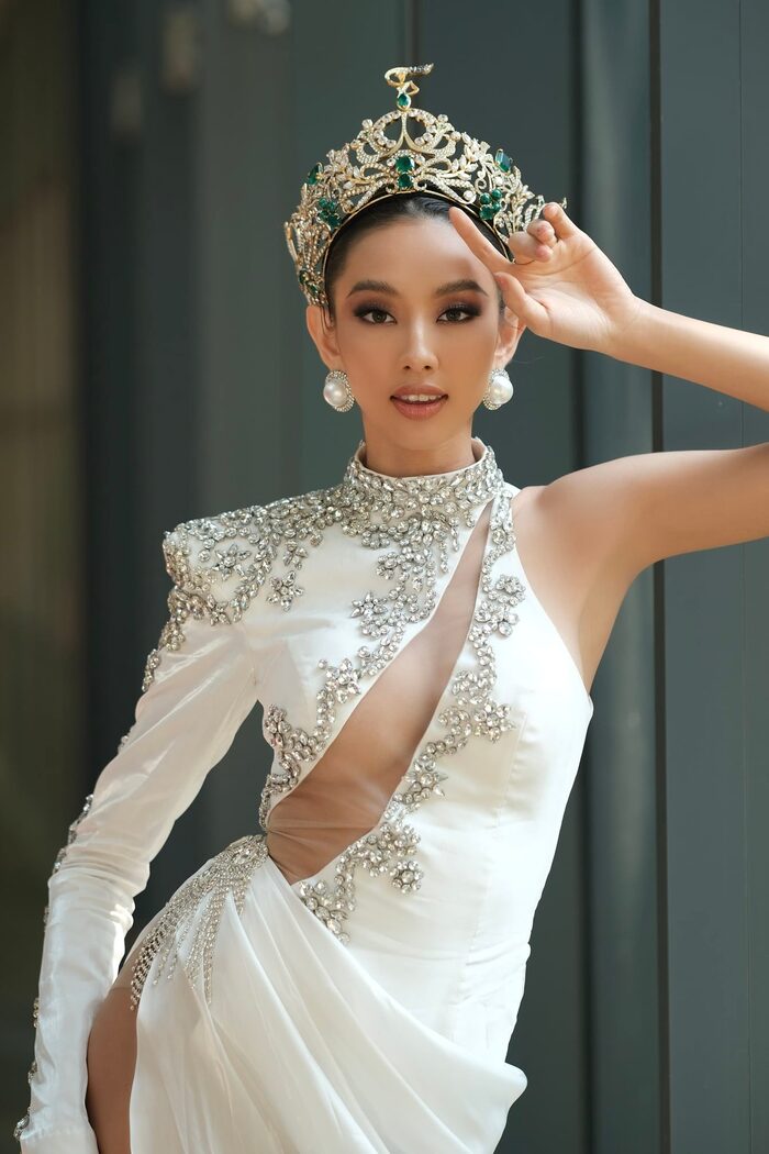 Hoa hậu Thùy Tiên bao lần khiến khán giả thổn thức trước loạt váy cắt xẻ táo bạo