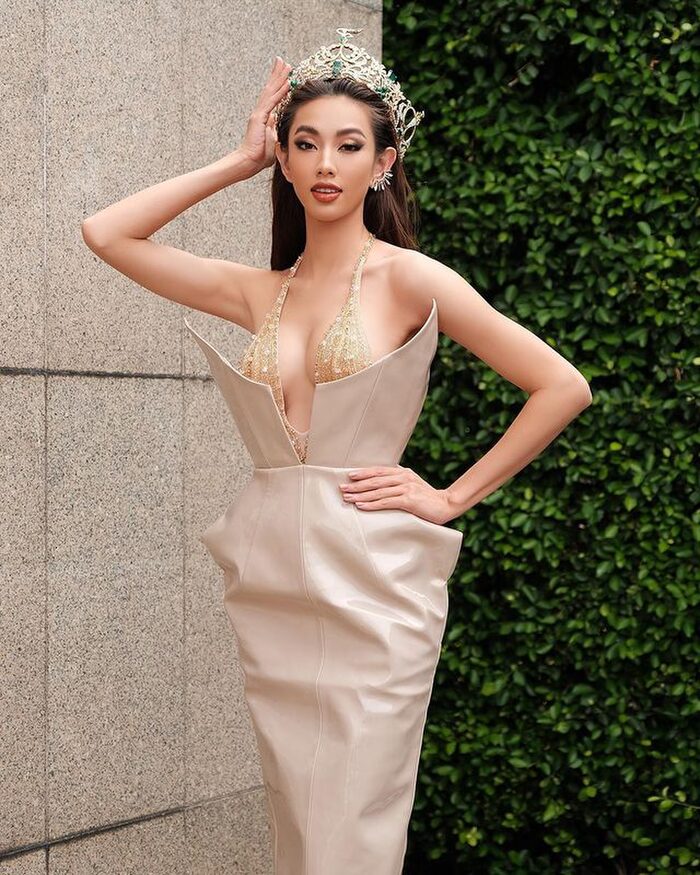 Hoa hậu Thùy Tiên bao lần khiến khán giả thổn thức trước loạt váy cắt xẻ táo bạo