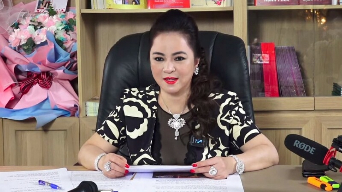 Bà Nguyễn Phương Hằng bị tạm hoãn xuất cảnh