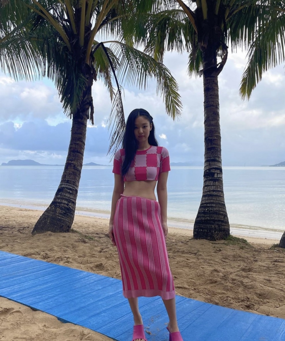 Sao Hàn ngày 12/3/2022: Jennie (BLACKPINK) khoe vóc dáng nuột nà trong loạt ảnh mới ở Hawaii