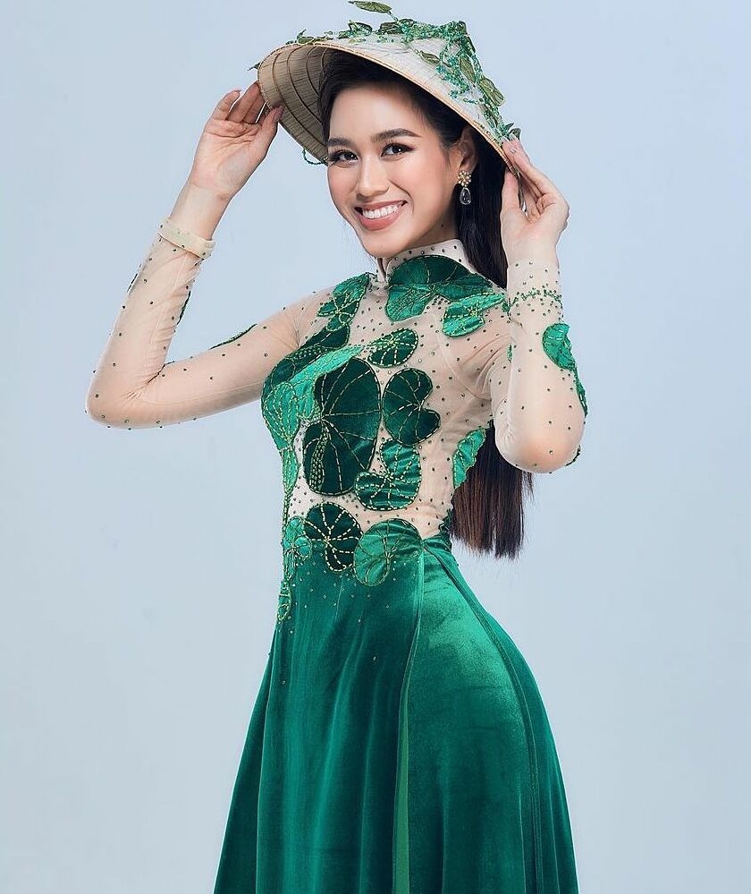 Đỗ Thị Hà tặng thạch rau má Thanh Hóa cho bạn bè Miss World