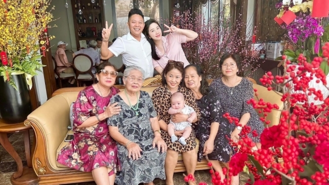 Sao Việt ngày 29/3/2022: Bảo Thy hiếm hoi khoe ảnh chụp chung với gia đình chồng