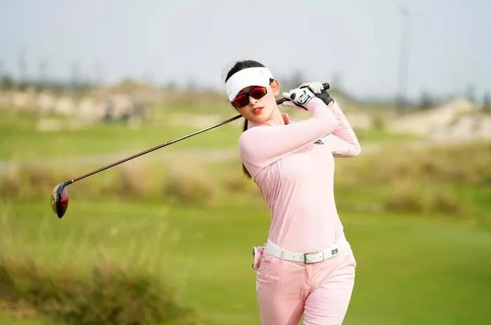 Huyền My diện váy cực ngắn ra sân golf, cớ sao fan lại réo tên Hiền Hồ?