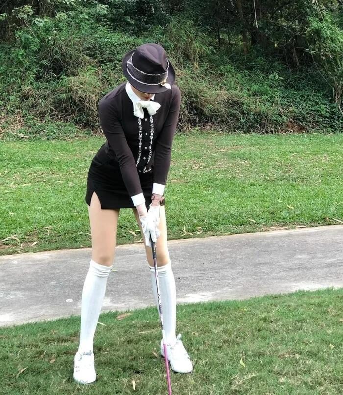Huyền My diện váy cực ngắn ra sân golf, cớ sao fan lại réo tên Hiền Hồ? Huyền My diện váy cực ngắn ra sân golf, cớ sao fan lại réo tên Hiền Hồ?