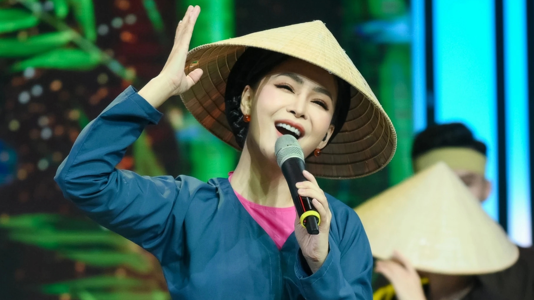 "Hoa hậu bolero" Trần Mỹ Ngọc: Bị "ném đá" vì "phá nát" hit của Như Quỳnh