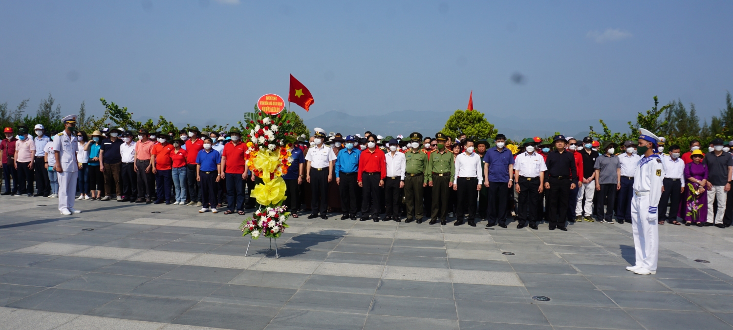 Đoàn công tác Petrovietnam dâng hương tưởng niệm các liệt sĩ Gạc Ma