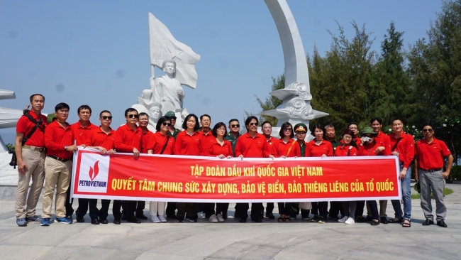 Đoàn công tác Petrovietnam dâng hương tưởng niệm các liệt sĩ Gạc Ma
