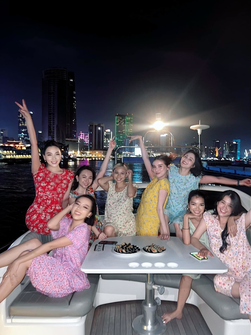 Sao Việt hôm nay 21/4: Lan Khuê "comeback" tại sự kiện thời trang