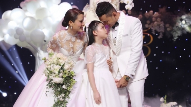 Sao Việt hôm nay 26/4: Phương Trinh Jolie công khai con gái tại đám cưới